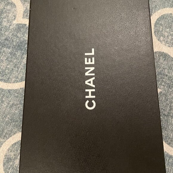 Navy Black Chanel Suede CC Toecap Pumps Size 40 - Picture 5 of 5